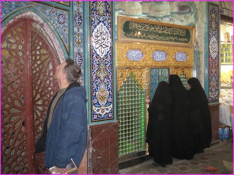 Trois corbeaux dans le bazar ? Non, trois Iraniennes