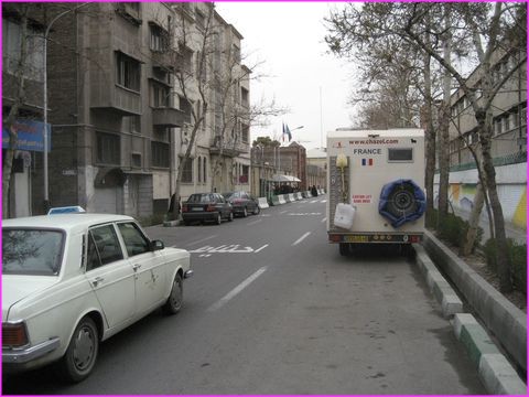 Quand Prosper se sent proche de la France, ici devant l'Ambassade de France � T�h�ran