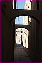 Ruelle typique d'un vieux centre-ville, murs en pis�