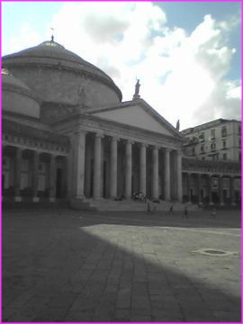 A Naples, sur la place du Palazio Real, imposante �glise � l'int�rieur superbe