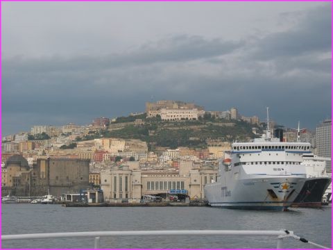 Vue g�n�rale de Naples depuis le ferry arrivant de Sorrento