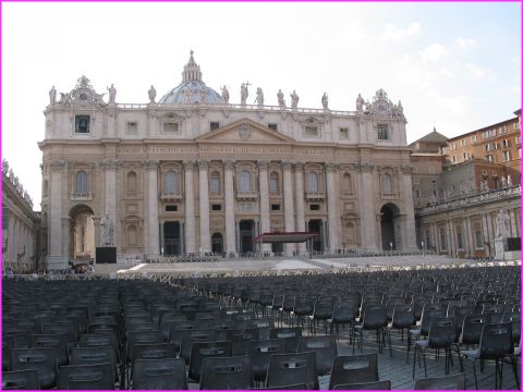 Toutes les chaises qui attendent les 