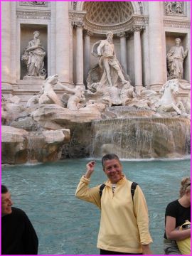 Elle l'a fait : elle a jet� sa pi�ce, en faisant un voeu, dans la fontaine Trevi