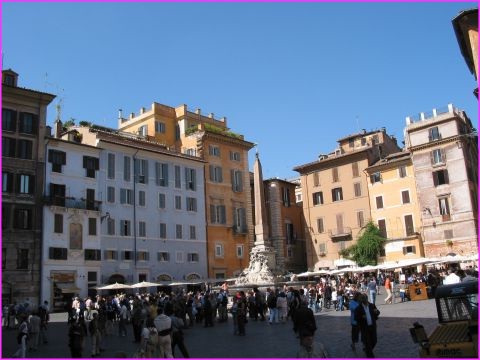 La place du Pantheon et ses maisons aux jolies couleurs