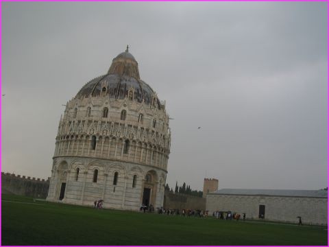 .... et le D�me qui lui tient compagnie ..... mais qui ne penche pas comme la photo voudrait le faire croire !