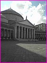 A Naples, sur la place du Palazio Real, imposante �glise � l'int�rieur superbe
