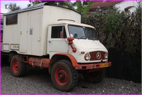 ... et certains un peu vieux (voyez le toit sp�cial de celui ci !)