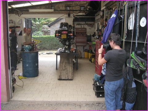 Chris a un bel atelier dont usent certains overlandeurs (ici Philippe avec G�raldine qui fixe ce moment de bricolage sur la pellicule)