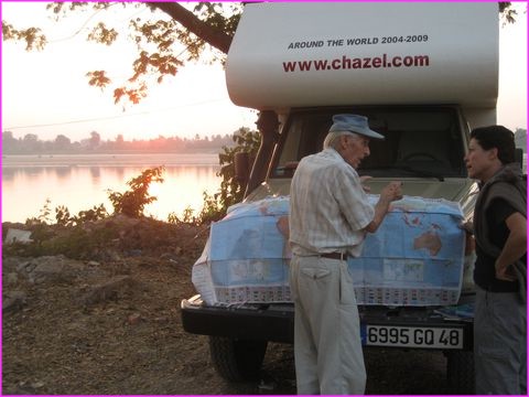 Rencontre de Tony, Allemand ayant parcourru presque le monde entier avec son Mercedes : un ph�nom�ne qui en plus ne parle pas un mot d'Anglais  !