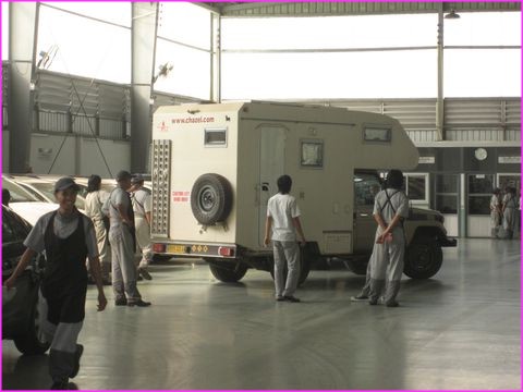 Prosper la vedette dans les ateliers de Toyota � Ventiane pour un petit contr�le