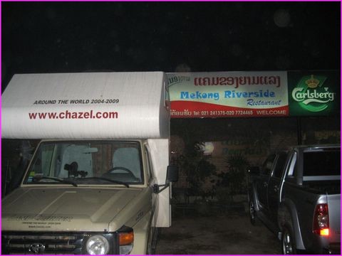 Un bivouac devant un resto le long du Mekong. Un 