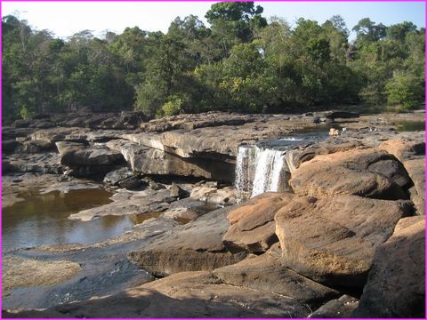 Une cascade au bout des sentiers