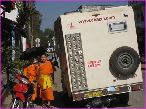 M�me Prosper s'incline devant les monks