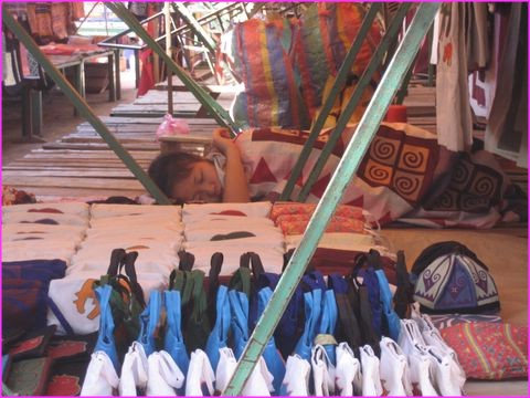 Vendeuse au travail sur son stand