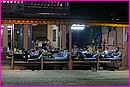 Routards regardant les �pisodes de Friends � Vang Vieng : couch�s, vautr�s, ....