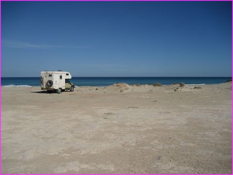 Des bivouacs dans des sites tr�s agr�ables en bord de plage ... mais sales comme partout dans ces pays