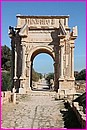 Belle arche qu marque l'entr�e � Leptis Magna