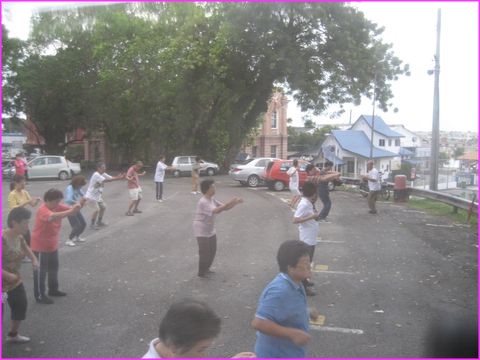 Quand la Chine s'�veille, elle entoure Prosper pour un brin de gym ! Irr�el, une centaine de Chinois de Malaka � 7h30 du matin sur notre parking