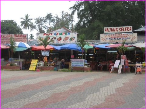 Des devanures de restaurants de plage tr�s color�es ...