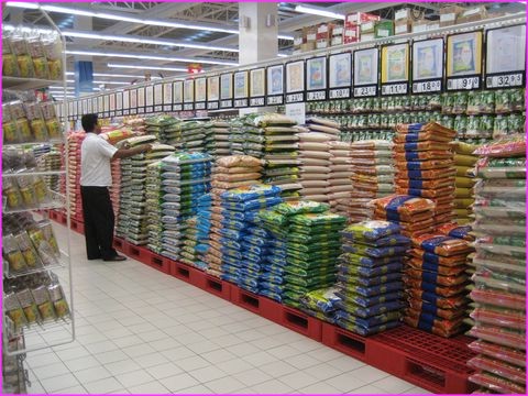 Impressionnant rayon de riz, ou quantit� et vari�t� se cumulent all�grement, chez Carrefour � Klang