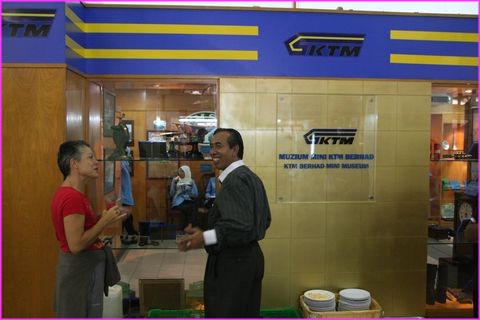 En grande discussion avec un responsable de la gare qui nous avait invit� � partager un buffet d'inauguration