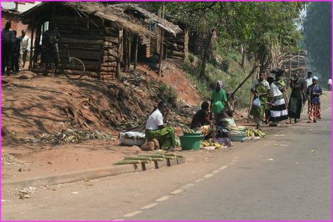 Le micro commerce de bord de route : presque tout le monde a quelque chose � vendre