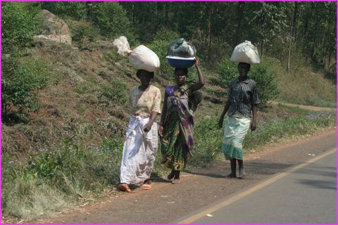 Et les femmes, ici comme dans beaucoup de pays que nous avons travers�s, portent toute la journ�e des charges sur leur t�te