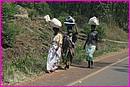 Et les femmes, ici comme dans beaucoup de pays que nous avons travers�s, portent toute la journ�e des charges sur leur t�te
