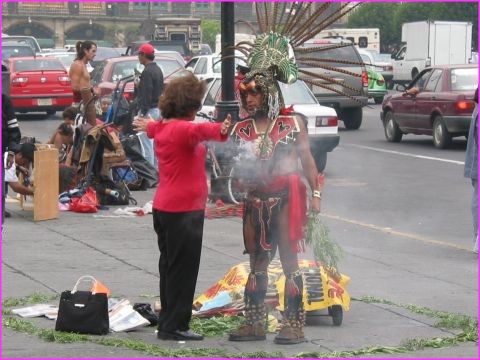 On voit de tout sur le Zocalo, y compris des indiens qui chasssent les touristes ... heu les mauvais esprits !