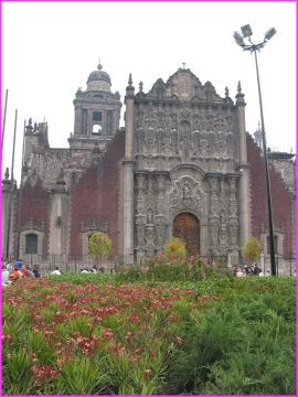 Tr�s belle fa�ade de c�t� du Sagrario, � c�t� de la Cath�drale de Mexico City
