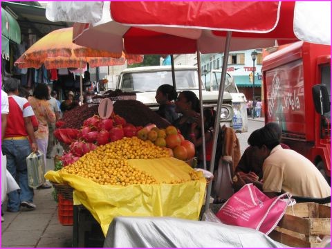 En arri�re plan de cet �tal, on vend ... des sauterelles grill�es ... miam miam !