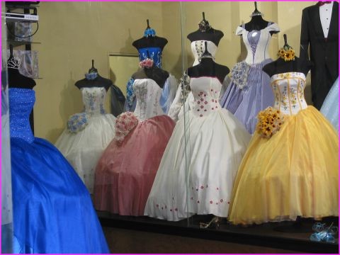 Beaucoup de belles robes comme celles ci en vente au Mexique : on aime les beaux mariages ici !
