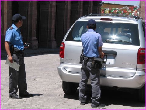 Une voiture en infraction : la police 