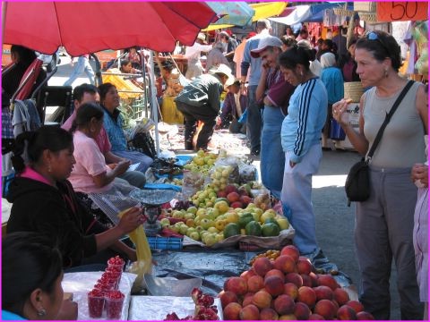 On discute le prix de ces belles p�ches, au march� de Patzcuaro