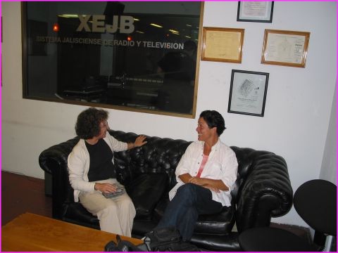Avec Lourdes, la charmante biblioth�caire de l'Alliance Fran�aise de Guadalajara, en attendant une interview radio