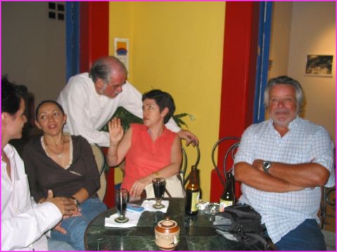 ... et Helmut,  notre h�te de ce soir l� (debout), avec notre amie de rencontre � Guadalajara, Elena (en rouge)