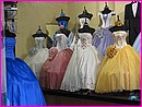 Beaucoup de belles robes comme celles ci en vente au Mexique : on aime les beaux mariages ici !