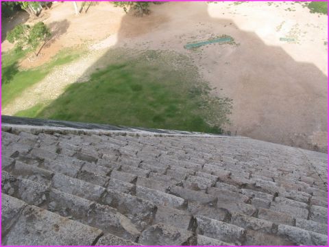 Les 91 marches vertigineuses pour acc�der au haut du Castillo