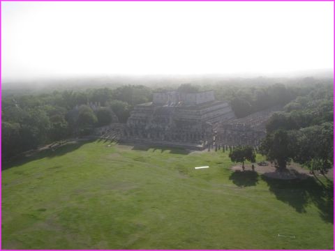 Dans la brume du matin, le temple aux mille colonnes