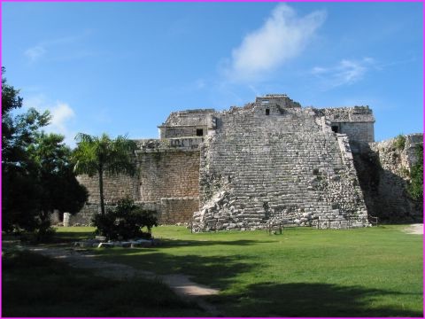 Le temple des nonnes qu'un c.. de Fran�ais (le Plongeon) a fait sauter � la dynamite pour voir ce qu'il y avait dedans !