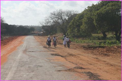 La route sera belle demain, avec l'aide des Chinois tr�s pr�sents pour diriger (et financer ?) les chantiers 