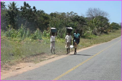 Tr�s jeune on apprend � porter sur la t�te et �a servira toute une vie