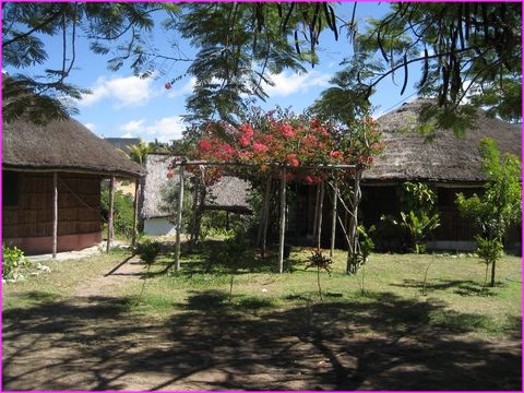 Un petit coin romantique avec ses cases et ses jolies fleurs de bougainvill�s