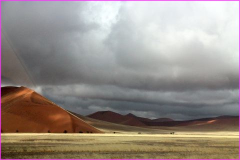 Des dunes, des prairies d'herbes jaunes, des nuages, des montagnes, tout pour le peintre !