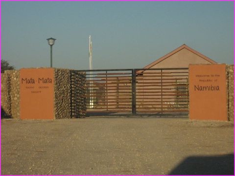 Une fronti�re modeste au sein du Kgalagadi Transfrontier National Park, mais un accueil efficace et sympa