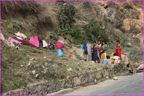 La toilette des filles du village, au bord de la route, � la fontaine 
