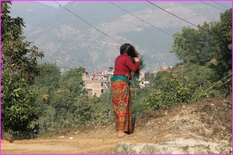 Jeune femme prenant soin de ses cheveux au bord de la route