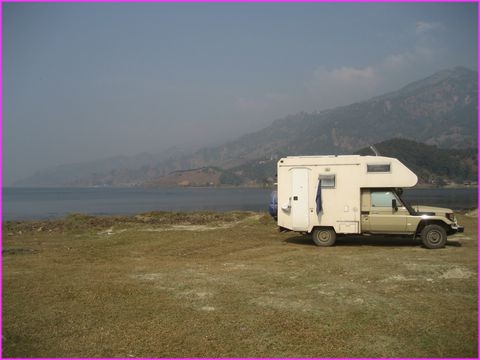 Un bivouac sympa au bord du lac � Pokhara face  la cha�ne de l'Annapurna
