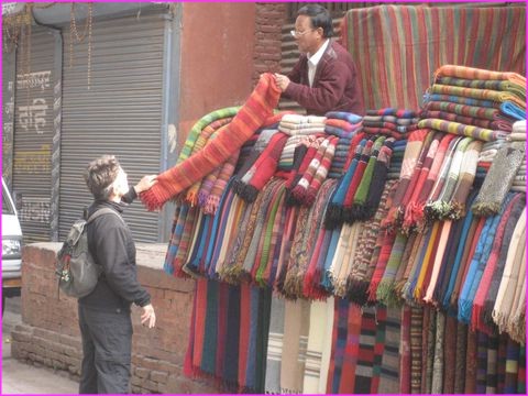 Un petit coup de froid et hop, on va choisir une couverture en laine de Yak parmi des milliers, au march� de Katmandou. Pour moins qu'une bouch�e de ... joint ! Et si tu trouves pas l� ...