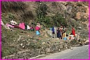 La toilette des filles du village, au bord de la route, � la fontaine 